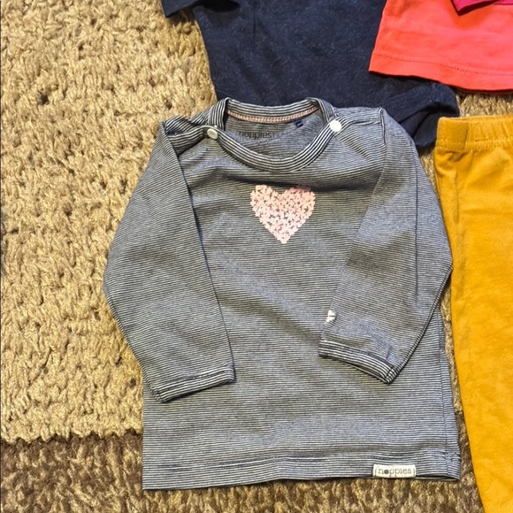 Assorted set of shirts, sleeper and pants. - Picture 10 of 16